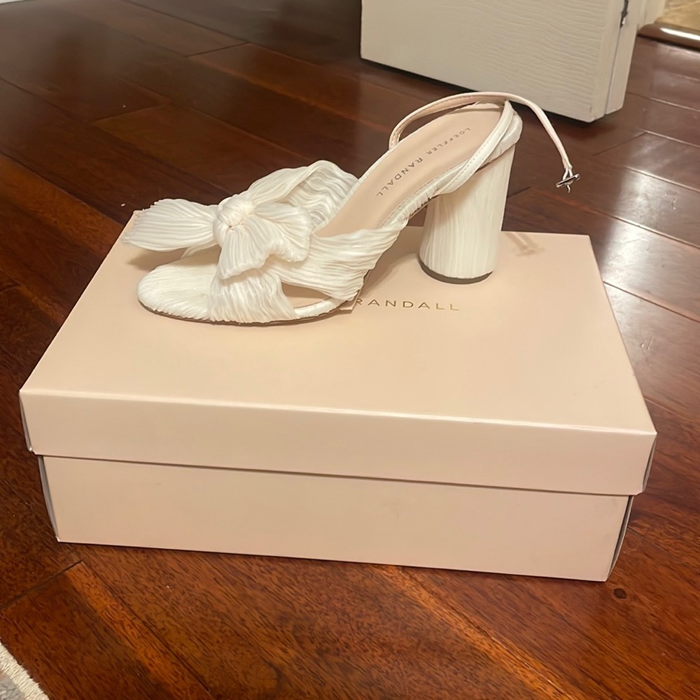 NWOT Loeffler Randall Camellia heels